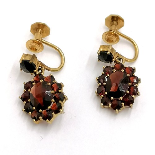 250D - Pair of green stone 14ct gold stud earrings t/w screwback 10ct gold garnet earrings & pair of foreig... 