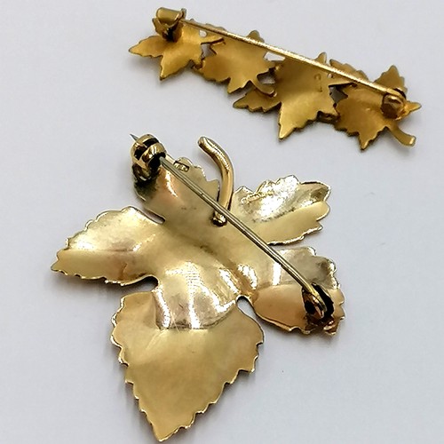 250E - 9ct gold leaf shaped brooch t/w 10ct gold bar brooch with leaf design - total weight 5.4g