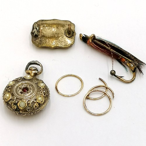 250G - Novelty brooch in the form of a salmon fishing fly, 3 small gold earrings etc