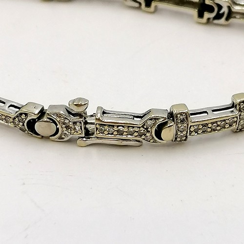 233 - 18ct white gold diamond set bracelet - 8