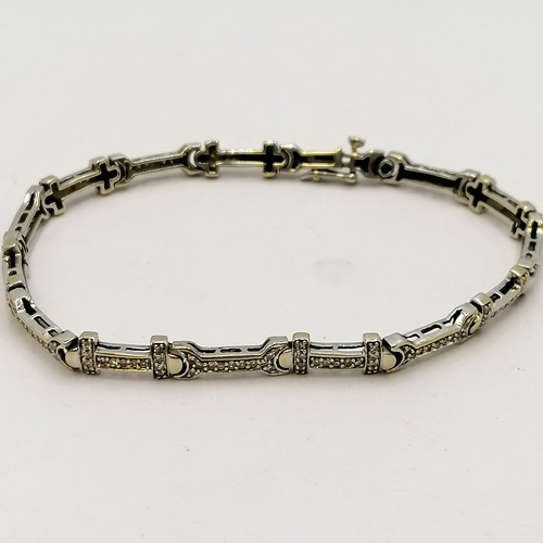 233 - 18ct white gold diamond set bracelet - 8