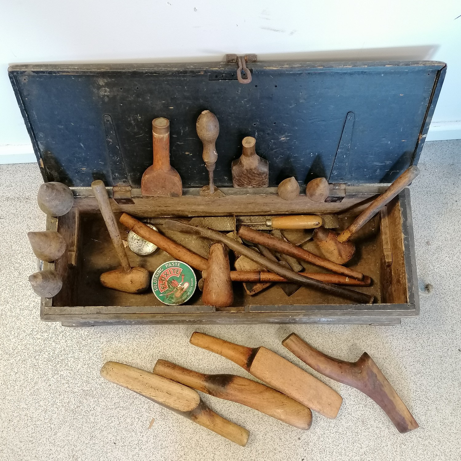 Sold at Auction: VINTAGE WOOD TOOL BOX & CARVING TOOLS