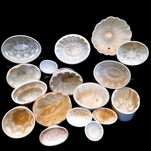 22 - 17 x white ceramic jelly moulds (8 a/f)