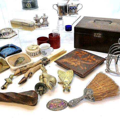 90 - Qty of oddments inc Premier Lamp oil lamp, 2 silver brushes, dolphin doorknocker, brass eggcups, car... 