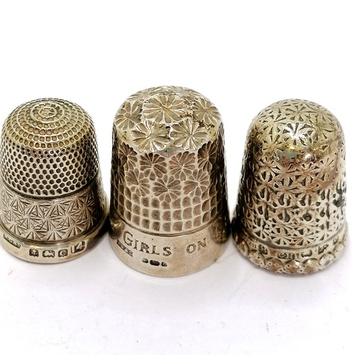 442 - 3 x silver thimbles (1 with dedication) t/w thimble / reel in a thimble egg case (5.5cm)