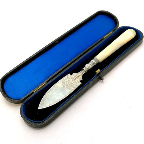 458 - Cased mother of pearl & silver butter knife (?) - 14cm