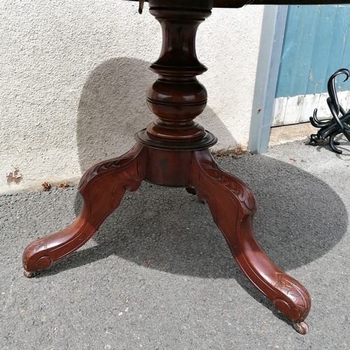 603 - Antique mahogany circular pedestal table 1m diameter x 71cm high T/W 3 upholstered antique chairs