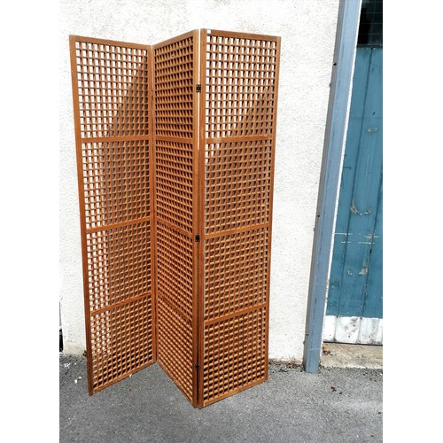 630 - 3 x wooden lattice bi-fold room screens - each one 171cm high & 44cm wide