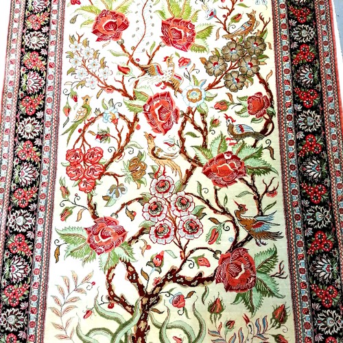 704 - Oriental silk rug - 104cm x 163cm. In good condition