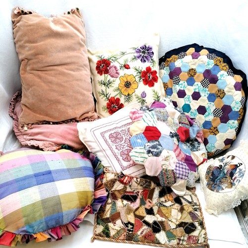 3 - Quantity of vintage cushions incl, 2 patchwork