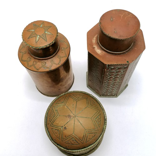 197 - 4 Arts & Crafts hand worked items inc 2 cannisters (with lids), drinking cup & hinged lidded box - t... 