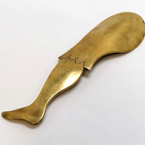 515 - Novelty naive brass shoe horn in the form of a leg - 21cm long