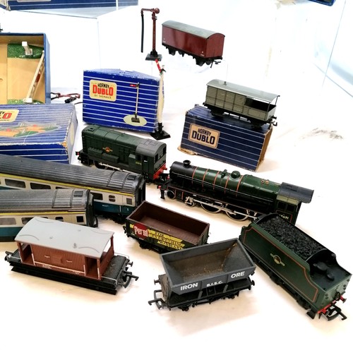 31 - Quantity of Hornby Dublo tin plate OO gauge boxed and unboxed rolling stock, carriages, platform etc... 