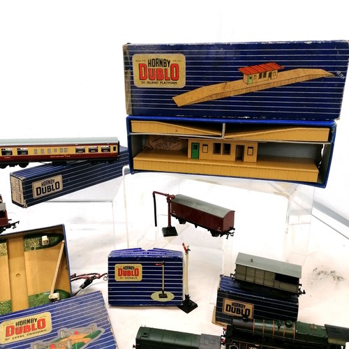 31 - Quantity of Hornby Dublo tin plate OO gauge boxed and unboxed rolling stock, carriages, platform etc... 