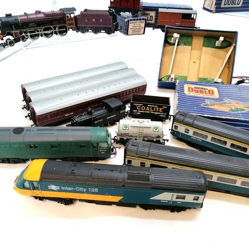 31 - Quantity of Hornby Dublo tin plate OO gauge boxed and unboxed rolling stock, carriages, platform etc... 