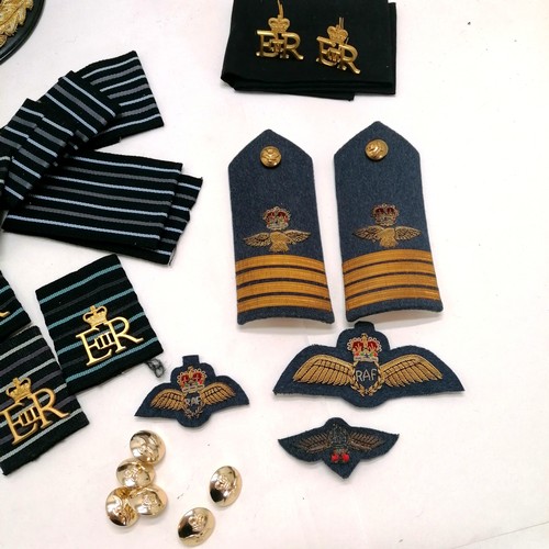 67 - RAF cap in Wing Commander M V P H Harrington Bates gentlemans hatters box t/w various epaulettes (in... 