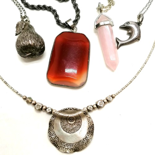 195 - Quantity of silver jewellery inc. a pear pendant on chain, cornelian pendant on chain, rose quartz p... 