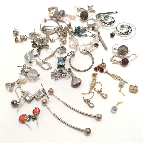 208 - Quantity of earrings inc. 4 9ct gold mounted pairs (total W. 4g) and a large quantity of mostly silv... 