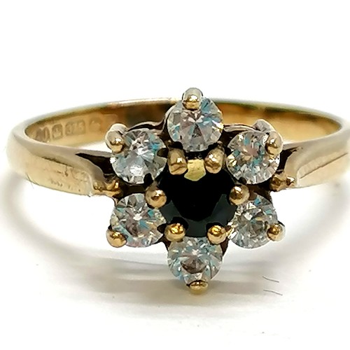 254 - 9ct gold sapphire / CZ cluster ring - size K