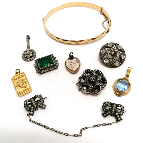 262 - Qty of silver clasps, Queen Victoria heart pendant, 9ct gold bronze core bangle etc