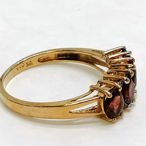 272 - 9ct gold garnet & diamond set ring - size P & 2.5g