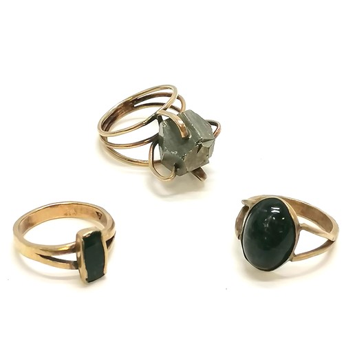 275 - 3 x 9ct gold set contemporary rings - cabochon size L½, bloodstone size M & iron pyrite size M½ - to... 