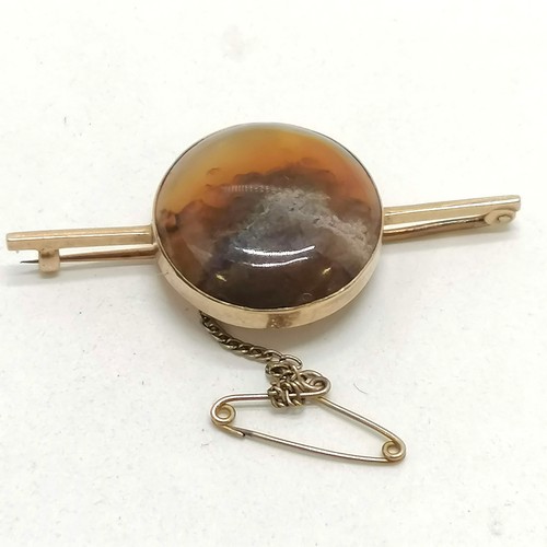 277 - 9ct gold mounted agate brooch with safety chain ~ total weight 6.2g