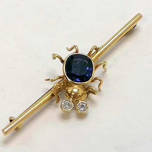 279 - Novelty gold bar brooch with bug set with a large sapphire body & 2 diamond eyes in box (lid detache... 