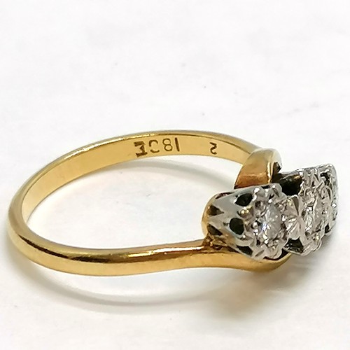 287 - 18ct gold 3 stone diamond ring - size L