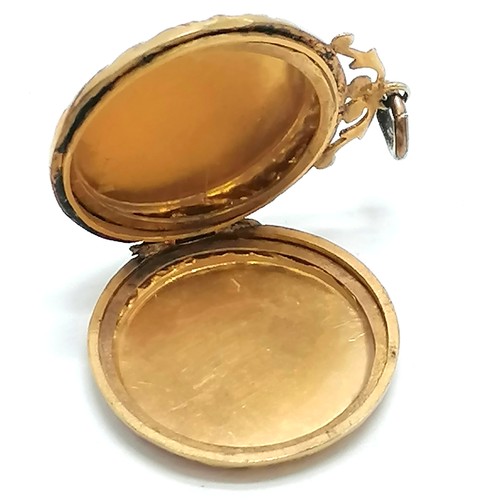 289 - 9ct gold hand chased locket with gold plated jump ring - total weight 4.1g & 2.4cm diameter