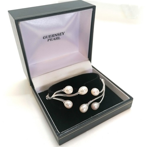 315 - Silver Guernsey pearl bracelet in unworn condition with original box, total W. 13.7g  & inside diame... 