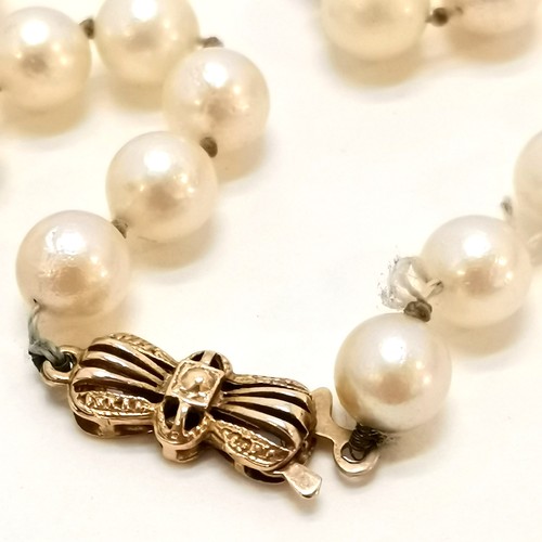 349 - Victorian pinchbeck ladies hand lens (8cm) t/w string of cultured pearls with 9ct gold clasp (48cm)