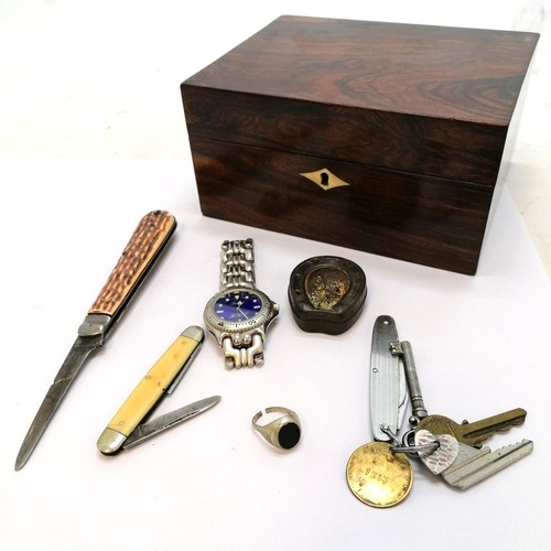 382 - Rosewood box 18cm x 14cm x 9cm high containing 3 penknives, 1 on a keyring with a coin fob France Da... 