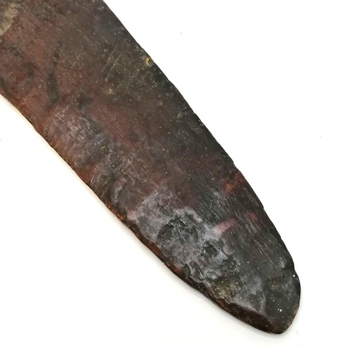 401 - Antique hardwood boomerang with good patina - 49cm & 7cm at widest point