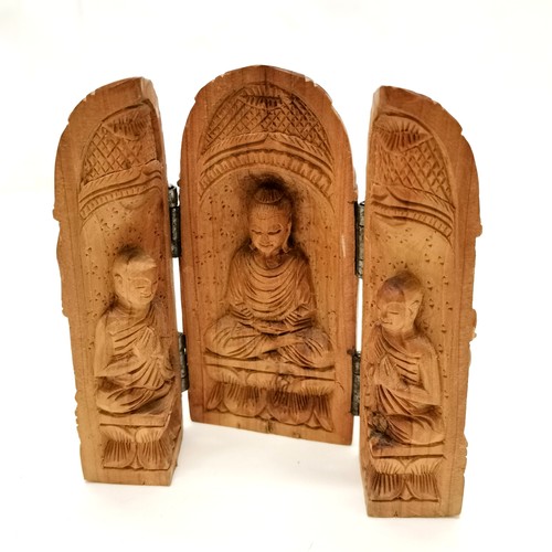 414 - Sandalwood hand carved triptych depicting buddha & 2 attendants - 10cm high