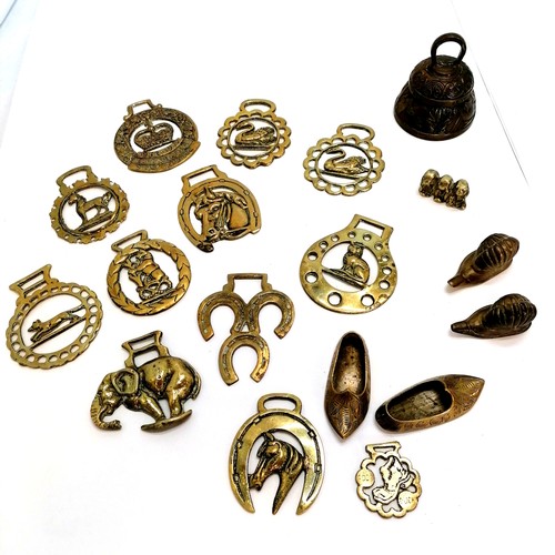 469 - Qty of brassware inc 12 horse brasses, bell, monkeys, slippers etc