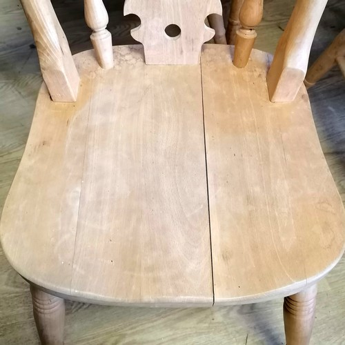 571 - Set of 8 beech splat back kitchen chairs - 1 has a split seat