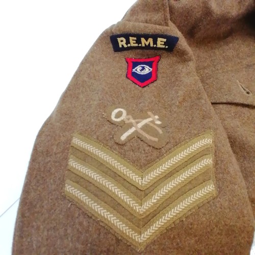 600 - R.E.M.E 2nd WW size 9 uniform jacket with insignia cloth badges. In good condition