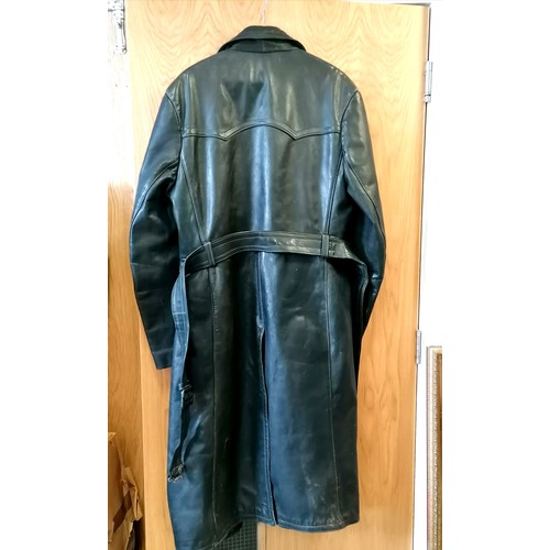 605 - 1930's German leather great coat with quilted & silk green lining - 142cm drop & approx 120cm  aroun... 