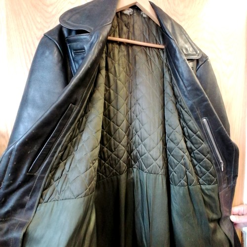 605 - 1930's German leather great coat with quilted & silk green lining - 142cm drop & approx 120cm  aroun... 