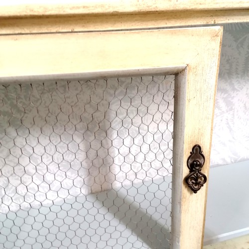 621 - Painted 4 door cupboard with chicken wire top & adjustable shelf to top - 94cm x 107cm high x 28cm d... 