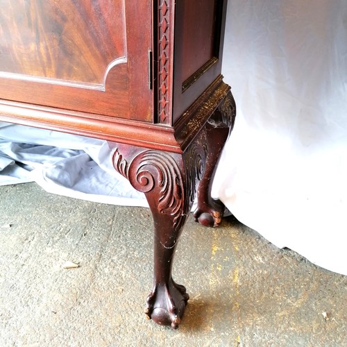 627 - Edwardian mahogany 2 door display cabinet with gothic shaped glazed doors on claw ball feet - 114cm ... 