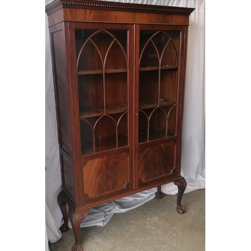 627 - Edwardian mahogany 2 door display cabinet with gothic shaped glazed doors on claw ball feet - 114cm ... 