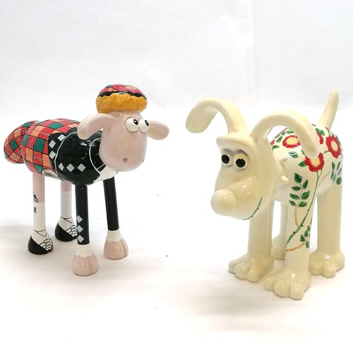 1 - 2 Aardman original Wallace and Gromit figurines - Shaun the sheep in the city & Gromit the Dog Rose.... 