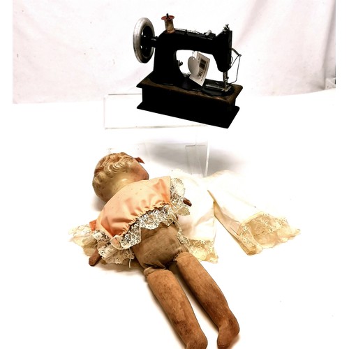 21 - Reproduction model sewing machine t/w doll (45cm) with unusually short arms - 9cm!!