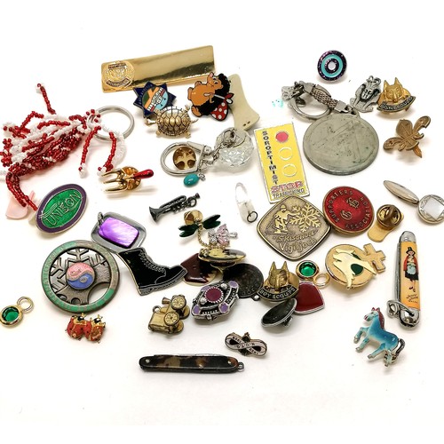 543 - Qty of badges etc inc Gorleston-on-sea holiday camp, scouting etc - SOLD ON BEHALF OF THE NEW BREAST... 