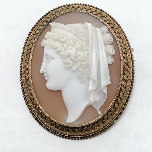 36 - Antique yellow metal mounted cameo brooch with good quality hand carved cameo portrait of a lady- 5c... 