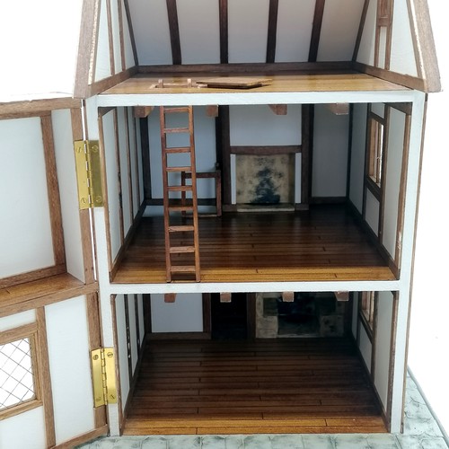 77 - Mock tudor style 1/24th scale Dolls house model with lift up roof & opening front - 37cm high 26cm w... 