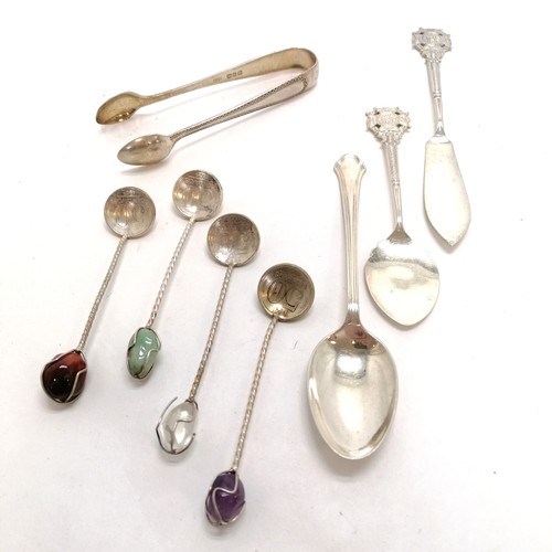 227 - Silver miniature rifles teaspoon + jamspoon, silver tongs + teaspoon, 4 coin stone set spoons t/w pa... 