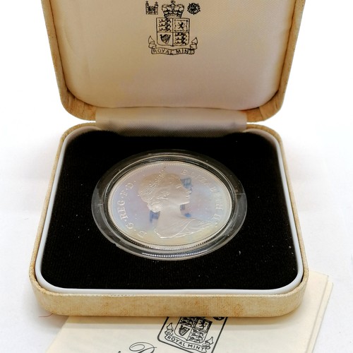 130 - Cased 1980 silver Queen Mother's 80th birthday crown coin - has slight tarnishing